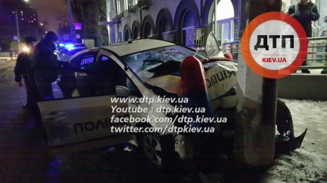 В Киеве вооруженные грабители протаранили полицейский автомобиль