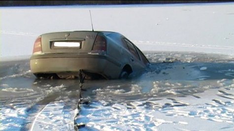 В Полтаве легковушка провалилась под лед