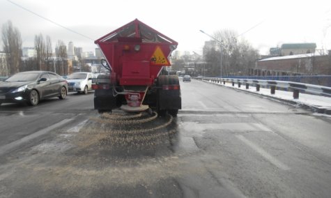 Киевские улицы посыпали почти 2000 тонн соли для ликвидации гололеда