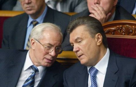 Суд арестовал пенсионные счета Януковича и Азарова