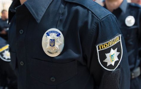 В Киеве женщина "укусила за руку патрульного"