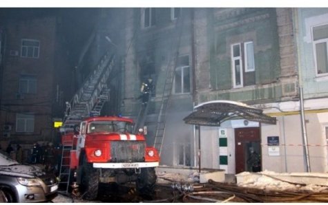 Опубликовано видео ночного пожара в жилом доме в центре Киева