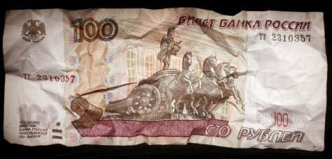 Рубль упал ниже 83 за доллар