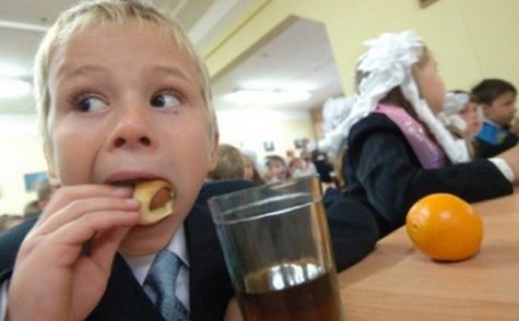 Правительство отменило бесплатное питание в школах