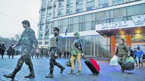"Правый сектор" выселили из киевского отеля за разгром номеров