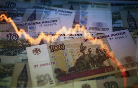 Рубль вновь начал терять стоимость вслед за нефтью