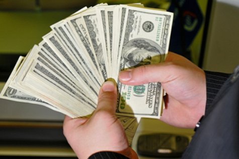 В Киеве при попытке обмена денег у парня отобрали почти $5 тыс