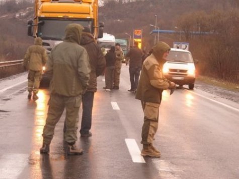 На дорогах Закарпатья появились люди в камуфляже, которые не пускают российские грузовики