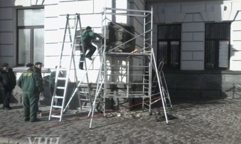 В Днепропетровске демонтировали мемориал советскому деятелю Щербицкому