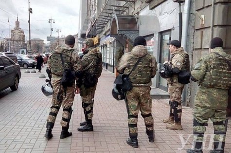 В центре Киева люди в камуфляже проверяют документы прохожих