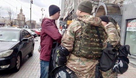 В центре Киева люди в камуфляже проверяют документы прохожих