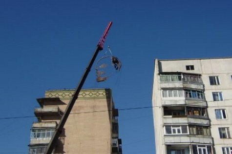На Харьковщине с крыши дома демонтировали огромного Ленина
