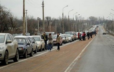 На Донбассе образовалась километровая очередь на пункте пропуска Новотроицкое