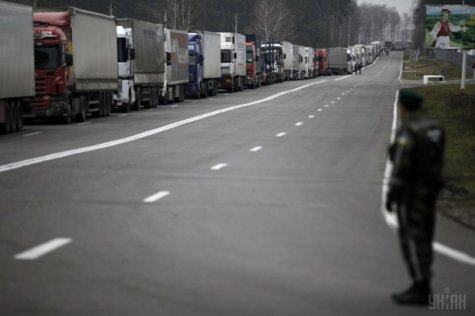 Кабмин разрешил возобновить транзит российских грузовиков через Украину