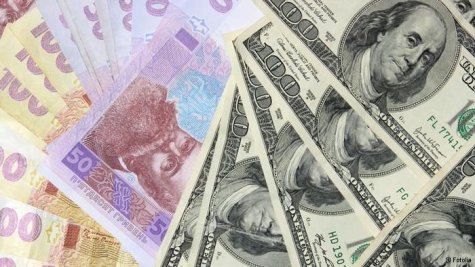 Объем денежных переводов в Украину упал на треть