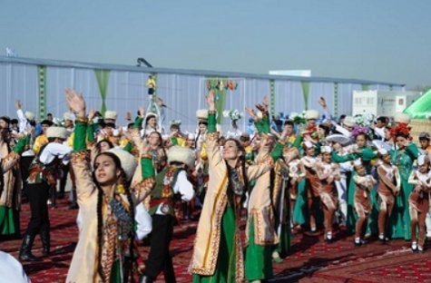 В Туркмении к 8 марта женщинам подарят по 140 долларов