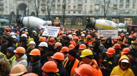 Под киевской мэрией митингуют строители