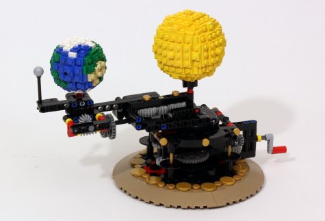 Канадец создал модель Солнечной системы из LEGO