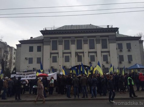 В Киеве пикетируют посольство РФ