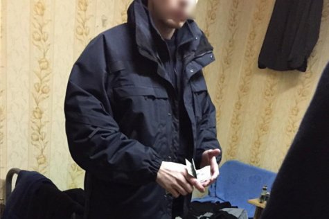 В Киеве за незаконное присвоение $11 тыс задержали полицейского
