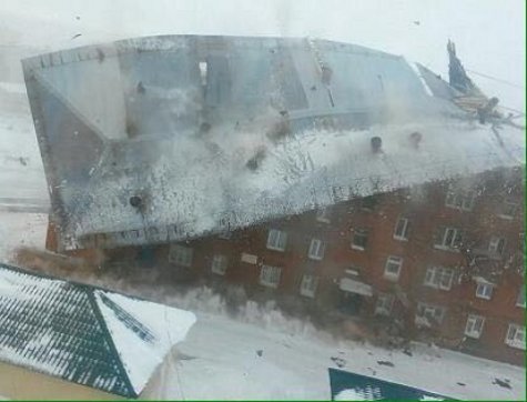 В России порыв ветра снес крышу пятиэтажки