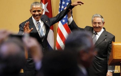 Кубинский лидер не позволил Обаме похлопать себя по плечу