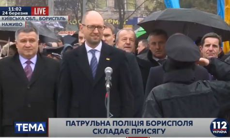 Яценюк побывал на церемонии принятия присяги полицейскими в Борисполе