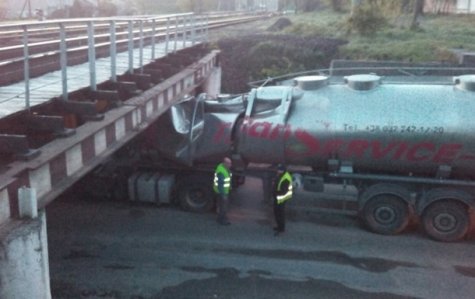 Во Львове бензовоз не рассчитал габариты автомобиля и застрял под мостом