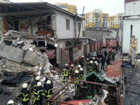 В Киеве мощный взрыв разрушил пять гаражей, погиб человек