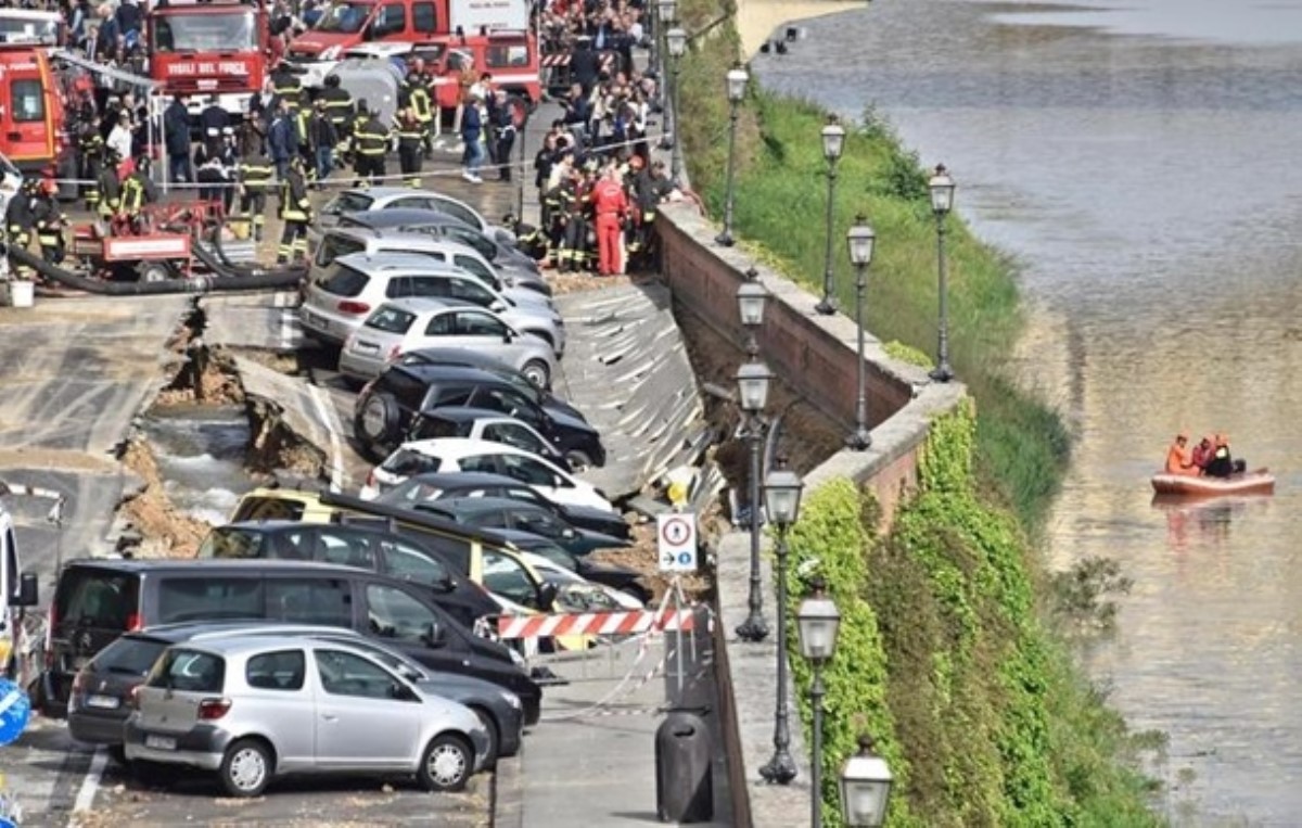 В Италии под землю провалилась парковка с автомобилями
