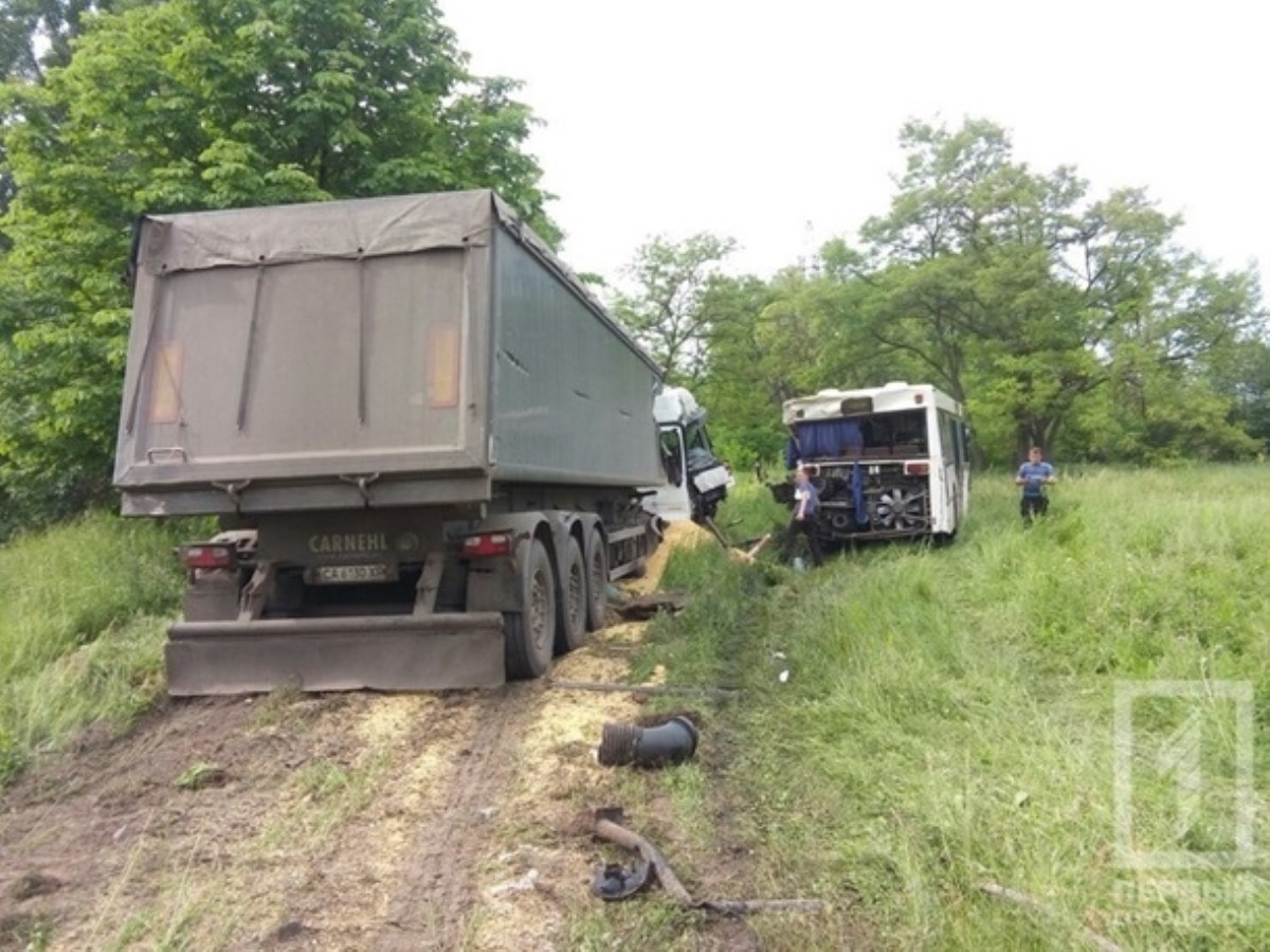 В Кривом Роге грузовик врезался в автобус, пострадали 8 человек