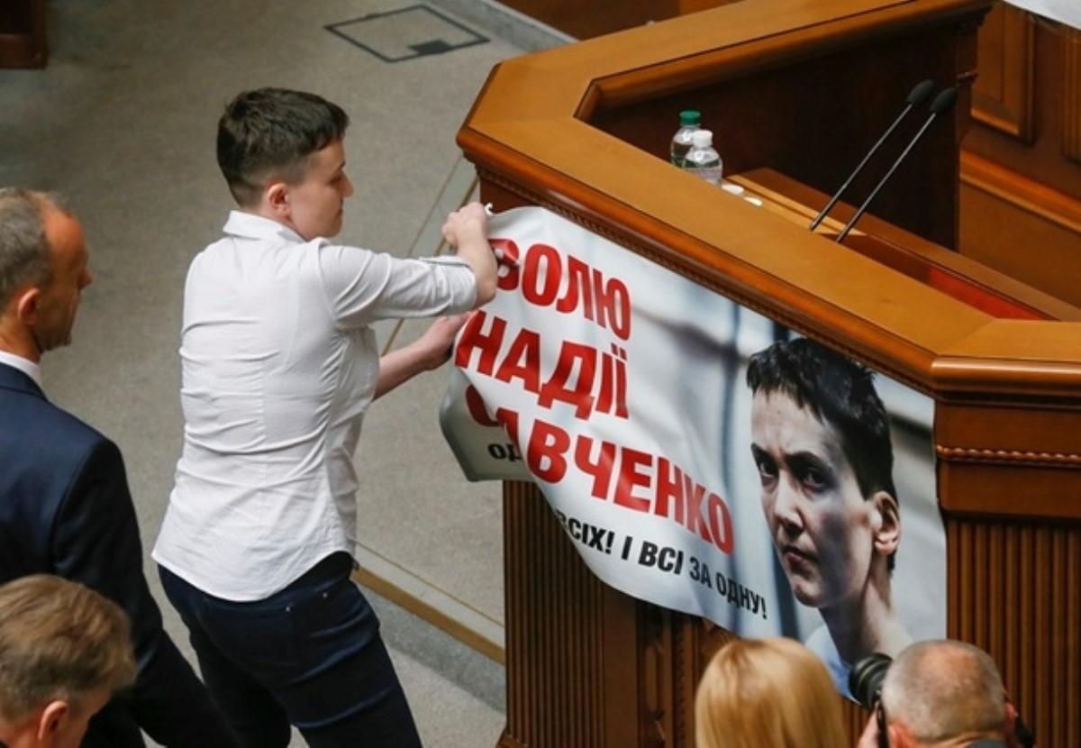 Савченко сняла свой портрет с трибуны Рады и спела гимн Украины