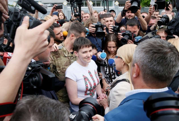 Neue Zürcher Zeitung: Надя Савченко свободна