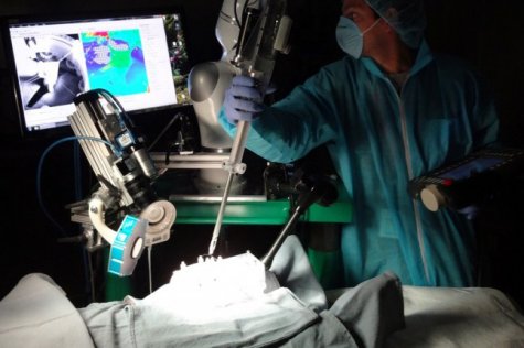 Робот-хирург впервые провел операцию на мягких тканях