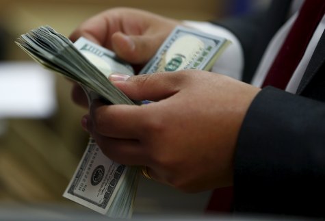 В апреле украинцы продали валюты на $344 миллиона больше, чем купили
