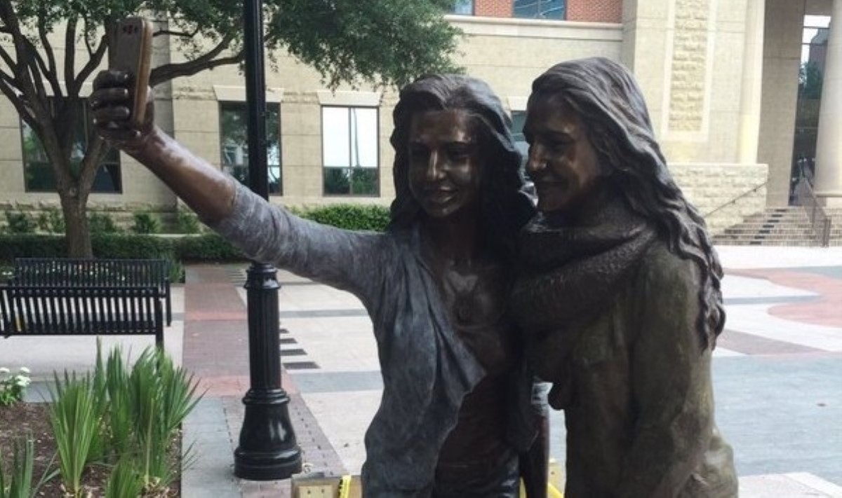 Американцы резко раскритиковали памятник селфи в Техасе