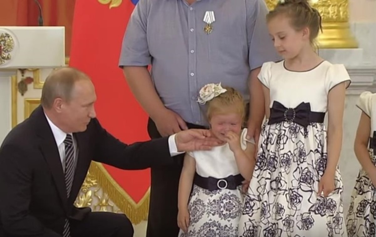 Путин попытался утешить плачущую девочку, но безрезультатно