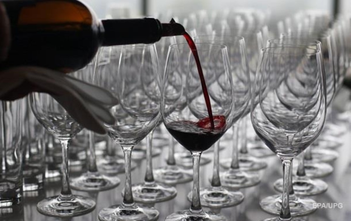 Большие бокалы могут стать причиной алкоголизма - ученые