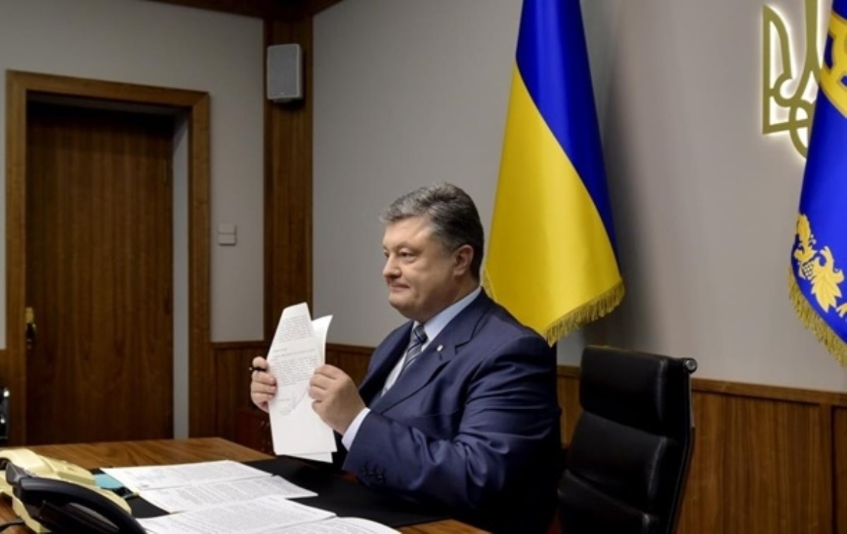 Порошенко подписал закон о выделении трех миллиардов на восстановление Донбасса