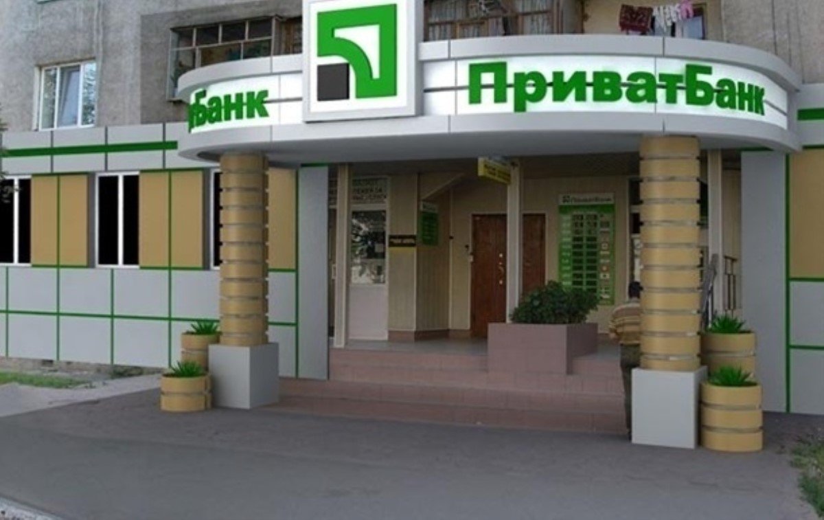 В Киеве неизвестные в камуфляжной форме напали на отделение банка