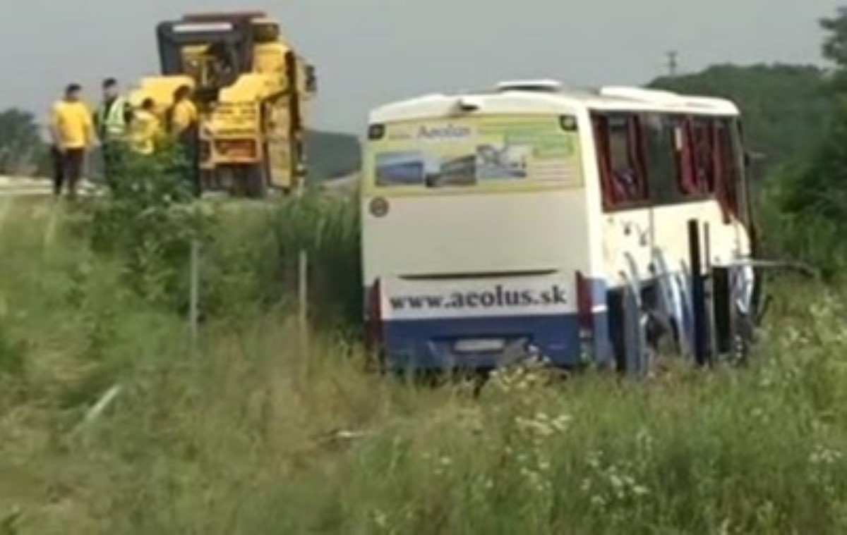 В Сербии автобус слетел с дороги, пятеро туристов погибли