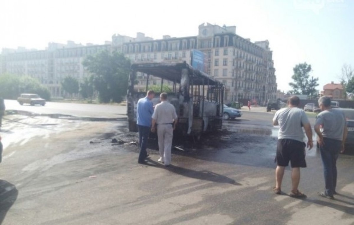 В Одессе полностью сгорела маршрутка