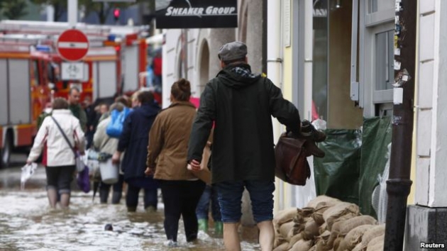 В Баварии в результате наводнения погибли не менее четырех человек