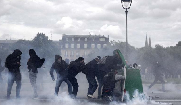 Многотысячные протесты в Париже переросли в кровавые драки с полицией