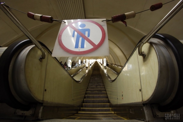 В Киеве женская юбка остановила эскалатор в метро