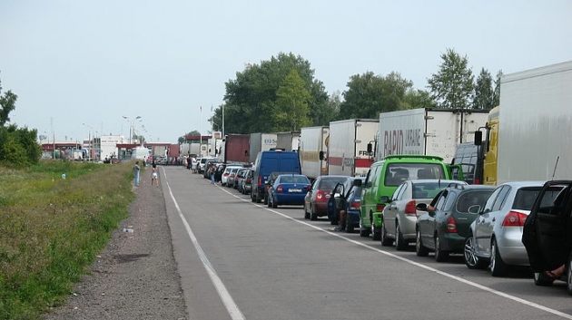 На границе Украины и Польши вновь наблюдаются длинные очереди