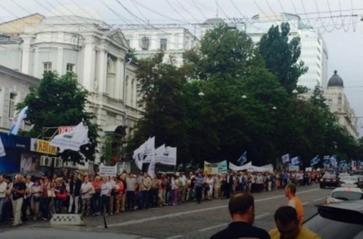 В Киеве проходит протест против повышения тарифов на "коммуналку"