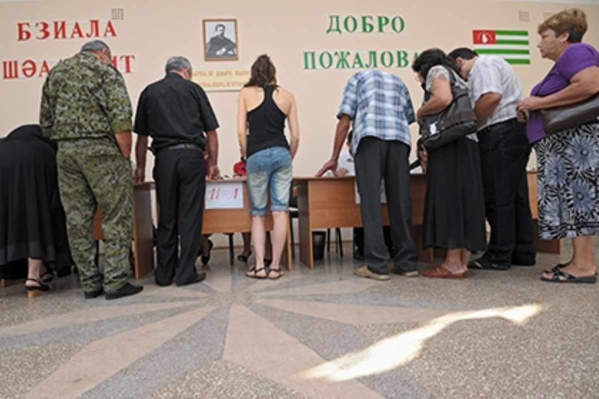 В Абхазии на референдум о досрочных выборах президента пришли около 1% избирателей