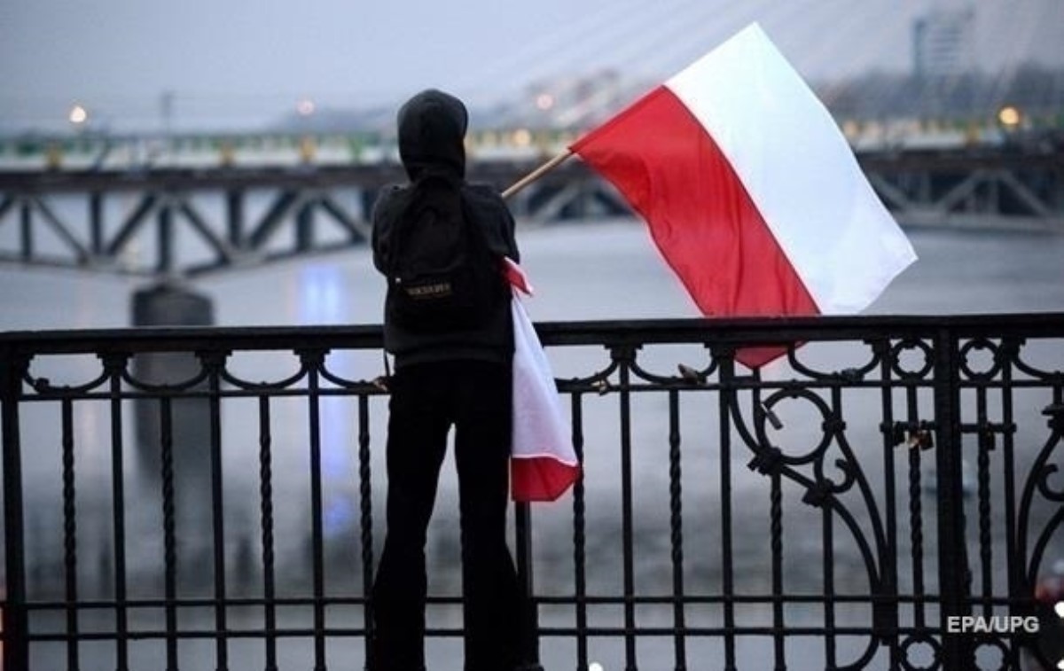 Украинцам, планирующим поездку в Польшу, рекомендуют избегать мест массового скопления людей