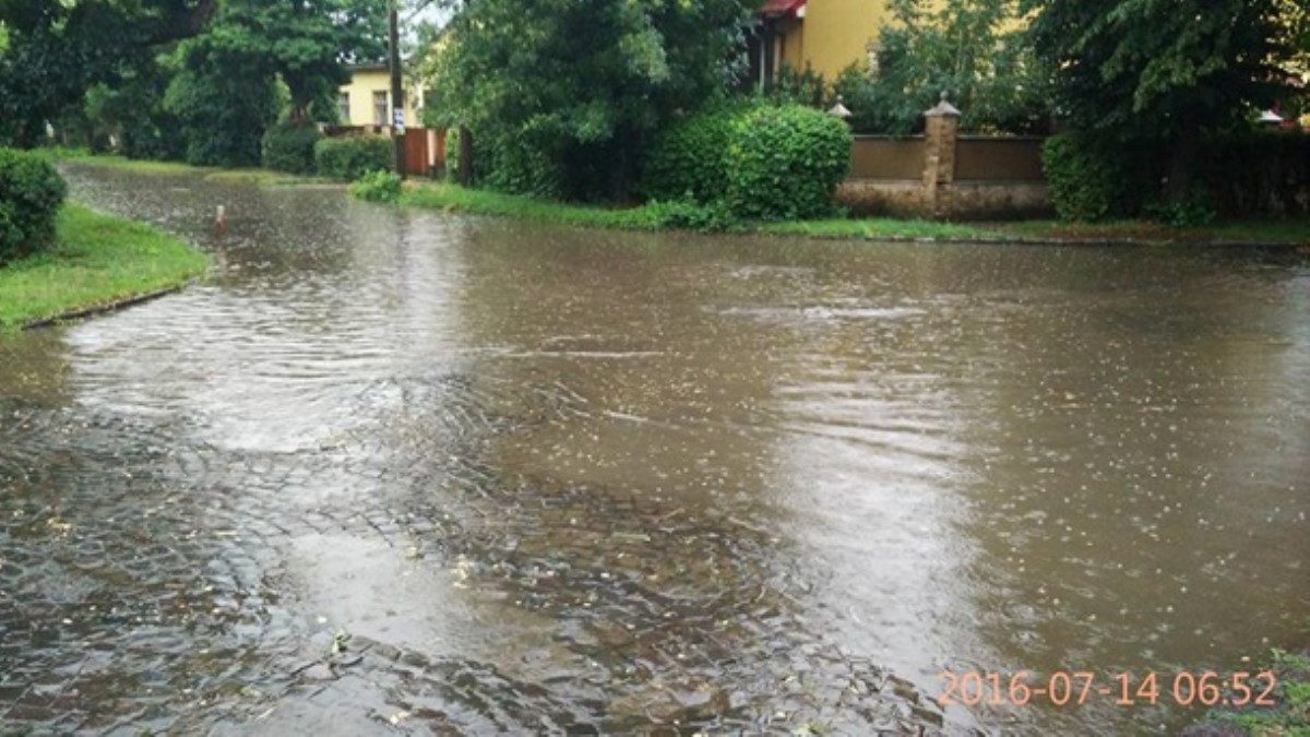 В Ужгороде сильный ливень затопил город